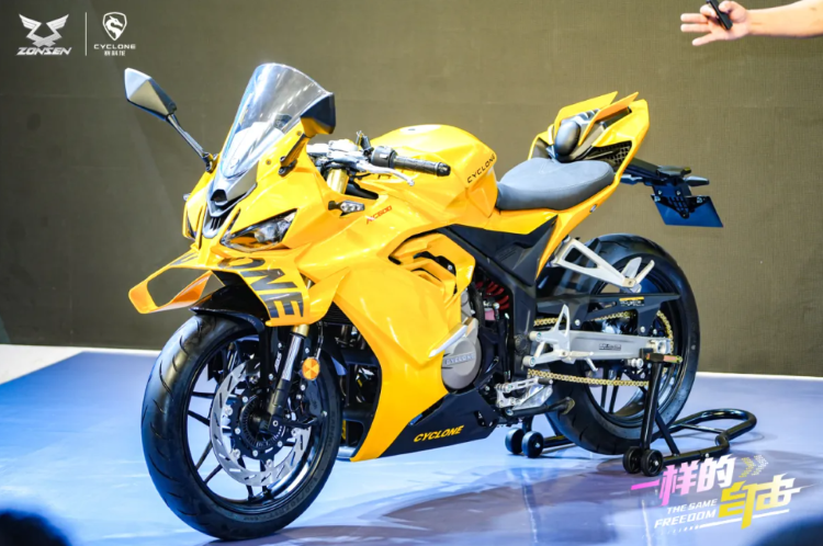 Zongshen Cyclone RC600 : Moge Dua Silinder dengan Winglet Super Besar dan Tampilan Warna Mencolok