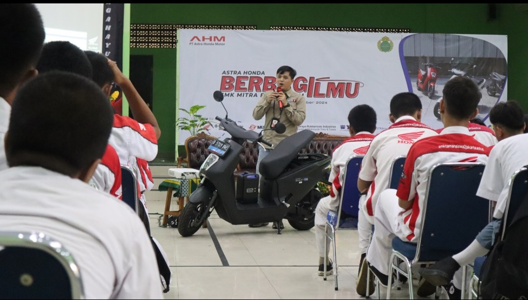 SMK Taman Siswa 2 Jakarta Mendapatkan Edukasi Kendaraan Listrik Melalui Program AHBI 2024