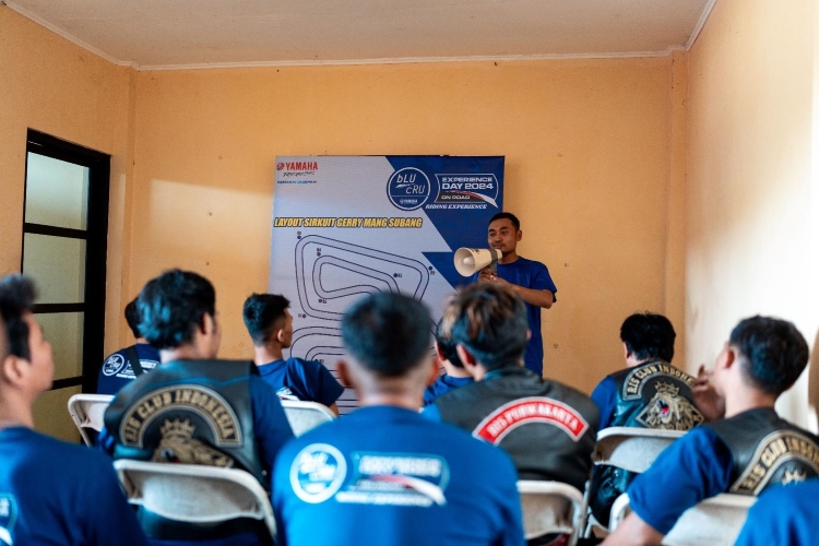 Event bLU cRU Riding Experience, Geber Performa R15 Connected di Sirkuit Gerry Mang Bareng Pembalap Yamaha Racing Indonesia